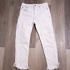 Subdued Elegant White Frayed Hem Cropped Jeans Size 30‎